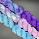 Lade das Bild in den Galerie-Viewer, HIBERKNITALONG „Glowhair Frost Shawl“ Merino Singles / KidSilk KIT
