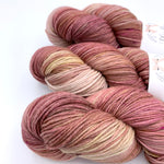 Lade das Bild in den Galerie-Viewer, Merino Hug - Rosewood
