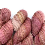 Lade das Bild in den Galerie-Viewer, Merino Hug - Rosewood
